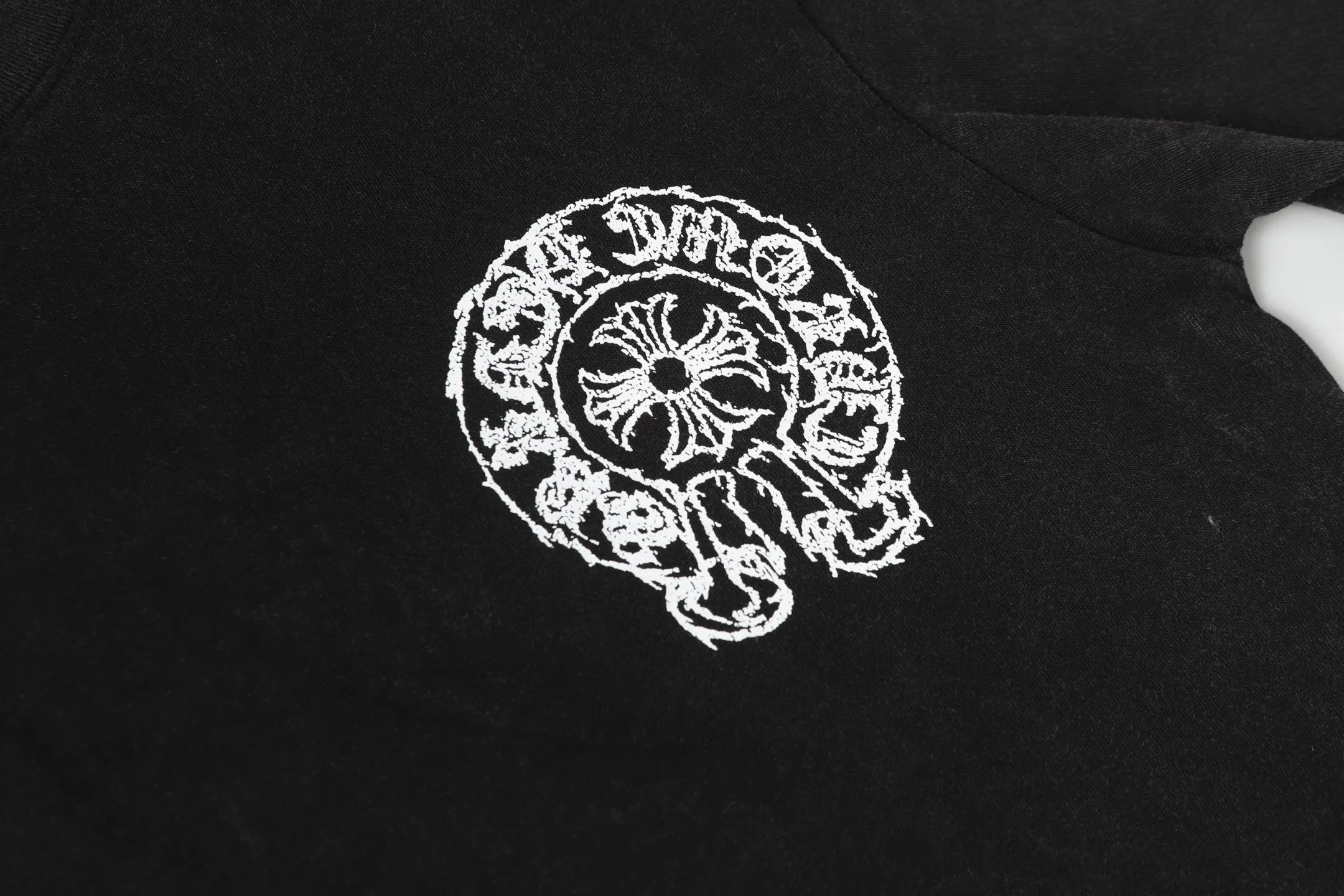 🅿️180 Chrome hearte/Chrome heart ch 25ss early spring new Sanskrit logo washed T-shirt short sleeves. A must-have item for daily commuting for men and women in light luxury. The correct version is welcome to compare. Detailed features ·280g 100% cotton double yarn jersey fabric ·Special thickened 32 pieces of double-strand 1x1 thread in the same vat ·Double-needle cross-stitch technology ·Original main mark washed hangtag COLOUR: Washed black SIZE：xs-l